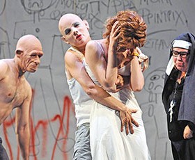 theatro-o-theos-kanei-paixnidi