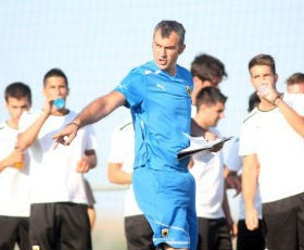 dellas-aek