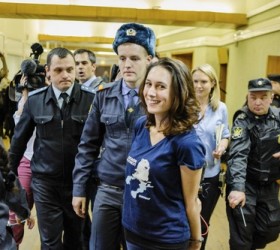 Greenpeace-Harris-Alexandra-police-Russia