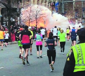 «Εκρηκτικός» ο φετινός μαραθώνιος στη Βοστόνη. Τρεις άνθρωποι σκοτώθηκαν και 264 τραυματίστηκαν από τη διπλή βομβιστική επίθεση στις 15 Απριλίου, που ξύπνησε και πάλι μνήμες ισλαμικής τρομοκρατίας στην καρδιά των ΗΠΑ. Δράστες οι νεαροί αδερφοί Τσαρνάγιεφ, μόνιμοι κάτοικοι Βοστόνης με καταγωγή από το Νταγκεστάν. Οι αμερικανικές μυστικές υπηρεσίες είχαν αγνοήσει τις προειδοποιήσεις Ρώσων συναδέλφων τους για ύποπτες διασυνδέσεις του μεγάλου αδερφού με τζιχαντιστές του Καυκάσου. Υστερα από ανελέητο ανθρωποκυνηγητό, ο 26χρονος Ταμερλάν έπεσε νεκρός, ενώ ο 19χρονος Τζοχάρ, που τραυματίστηκε βαριά από πυρά αστυνομικών, βρίσκεται αντιμέτωπος με τη θανατική ποινή.