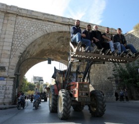 Οι αγρότες της Κρήτης φοβούνται ότι ο συγκεκριμένος νόμος θα ανοίξει την κερκόπορτα της αγροτικής ιδιοκτησίας στα χέρια μεγάλων ιδιοκτητών