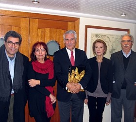 Από δεξιά προς τα αριστερά
Ο καθηγητής κ. Κώστας Γαβρόγλου, Μέλος του εκτελεστικού συμβουλίου του Κοινωφελούς Ιδρύματος Ιωάννη Σ. Λάτση, η κ. Ειρήνη Λούβρου των εκδόσεων ΟΛΚΟΣ, ο κ. Βαγγέλης Χρόνης, Μέλος του εκτελεστικού συμβουλίου του Κοινωφελούς Ιδρύματος Ιωάννη Σ. Λάτση, η κ. Αγγελική Κοτταρίδη, συγγραφέας και ο κ. Σωκράτης Μαυρομμάτης φωτογράφος, από συνάντηση των συντελεστών του τόμου που πραγματοποιήθηκε στο Πλωτό Μουσείο Νεράιδα.