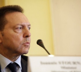 Για όλα αυτά υπεύθυνος είναι ο υπουργός Οικονομικών Γιάννης Στουρνάρας, πο9υ ενσωμάτωσε τη συγκεκριμένη διάταξη στο πολυνομοσχέδιο για τους πλειστηριασμούς