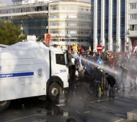 Με αντλίες νερού, ΜΑΤ και δακρυγόνα αντιμετώπισε η αστυνομία διαδήλωση κατα της διαφθοράς στην Κωνσταντινούπολη