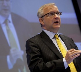 epa02171910 EU Monetary Affairs Commissioner Olli Rehn speaks during the Brussels Economic Forum in Brussels, Belgium, 25 May  2010. The Brussels Economic Forum is the European Union's premier platform for debate on economic issues. It is an opportunity to meet decision-makers, opinion leaders and other key players from government authorities, international organisations, European institutions, financial institutions, social partners, academia.  EPA/OLIVIER HOSLET