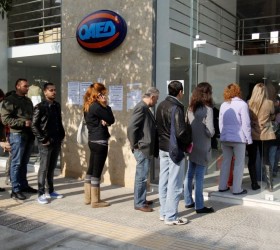 Jobless Greeks wait in line outside an unemployment bureau in Athens November 22, 2011. Greece's jobless rate hit a record high of 18.4 percent in August, with the number of unemployment rising to 907,953, about 48% up from 2010.     REUTERS/Yiorgos Karahalis (GREECE - Tags: POLITICS BUSINESS EMPLOYMENT)