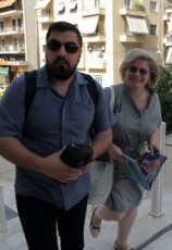 Η Ελένη Ζαρούλια μαζί με τον Αρτέμη Ματθαιόπουλο έξω από τον Αρειο Πάγο 