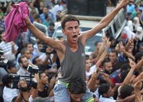 Ενας εφιάλτης 50 ημέρων, κατά τη διάρκεια των οποίων οι κάτοικοι της Γάζας ήταν εγκλωβισμένοι και ανυπεράσπιστοι απέναντι στις φονικές βόμβες των Ισραηλινών τελείωσε. Είναι απόμενο λοιπόν ο κόσμος να βγει και να το γιορτάσει. Οι σκέψεις για τη δύσκολη επόμενη μέρα μπορούν να περιμένουν

REUTERS/Mohammed Salem