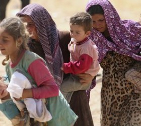 Εικόνα που θα μπορούσε να αποδοθεί μόνο σε αναγεννησιακό πίνακα σε συμμετρία, πόνο και κίνηση, οι μανάδες που κρατούν τα παιδιά τους στην αγκαλιά τους κατά την έξοδο των Γεζήδων μέσα από την έρημο

REUTERS/Rodi Said