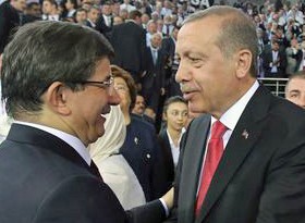 Ιστορική η στιγμή της πααράδοσης της ηγεσίας του ΑΚΡ από τον Ρατζίπ Ερντογάν στον Αχμέτ Νταβούτογλου. Συμβολικά τουλάχιστον, γιατί ο νέος πρόεδρος της Τουρκίας θα συνεχίσει να κάνει κουμάντο στη χώρα και στο κόμμα

REUTERS/Rasit Aydogan/Pool