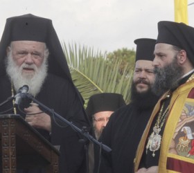 Με τους «ηλεκτροδοτημένους» μητροπολίτες «που το ράσο τους πετάει ρεύμα» και το κήρυγμά τους μίσος τα έβαλε ο αρχιεπίσκοπος Ιερώνυμος

EUROKINISSI / ΧΡΗΣΤΟΣ ΜΠΟΝΗΣ