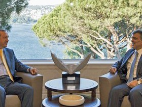Τέλος φαίνεται να μπαίνει στην πολιτική σχέση του Ταγίπ Ερντογάν με τον Αμπντουλά Γκιουλ, καθώς ο νεοκλεγείς πρόεδρος της Τουρκίας δε φαίνεται να σκοπεύει να αξιοποιήσει τον άλλοτε σύντροφό του στο νέο σκηνικό που σχεδιάζει

REUTERS/Ayhan Arfat