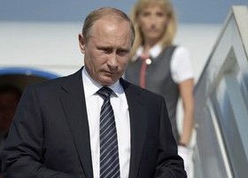 Ο Πούτιν κατεβαίνει από το αεροπλάνο στο αεροδρόμιο του Μπέλμπεκ έξω από τη Σεβαστούπολη, ξεκινώντας την περιοδεία του στην Κριμαία

REUTERS/Alexei Nikolsky