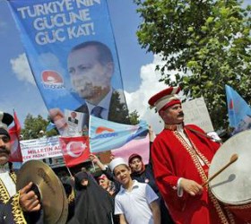 Μέλη της παραδοσιακής οθωμανικής ορχήστρας «Mehter» σε προεκλογική συγκέντρωση του Ταγίπ Ερντογάν

REUTERS/Murad Sezer