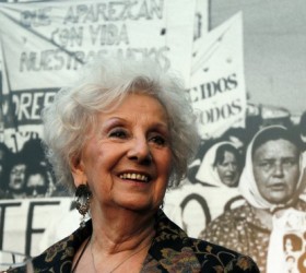 Η Εστέλα ντε Καρλότο, πρόεδρος των ατρόμητων Γιαγιάδων της Πλατείας του Μάη

REUTERS/Marcos Brindicci