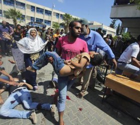 Σκηνές μετά την αεροπορική επιδρομή σε σχολείο που ελέγχεται από τον ΟΗΕ, στη Γάζα, στο οποίο είχαν καταφύγει εκατοντάδες Παλαιστίνιοι 

REUTERS/Ibraheem Abu Mustafa