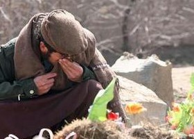 Ενας Αφγανός κλαίει πάνω από τον τάφο κάποιου οικείου του, ενός από τους πάρα πολλούς που δολοφονήθηκαν υπό σκοτεινές συνθήκες τα τελευταία χρόνια στη χώρα
