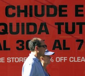 Μαγαζί σε διάλυση. Οικεία στην Ελλάδα εικόνα, ολοένα και συχνότερη και στην Ιταλία

REUTERS/Stefano Rellandini