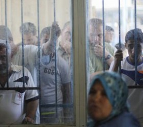 Κάτοικοι του Χαν Γιούνις, στον Νότο της Γάζας, περιμένουν με αδημονία έξω από κέντρο διανομής φαγητού του ΟΗΕ. Οι τιμές των τροφίμων αυξάνονται ραγδαία όχι μόνο εξαιτίας του αποκλεισμού, αλλά επειδή μεγάλες γεωργικές εκτάσεις έχουν καταστραφεί ολοσχερώς, ενώ άλλες παραμένουν μη προσβάσιμες λόγω διασποράς βλημάτων που δεν έχουν εκραγεί 

REUTERS/Ibraheem Abu Mustafa