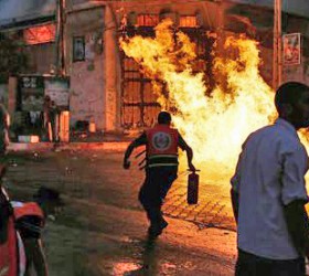 Πυροσβέστες επιχειρούν να κατασβήσουν πυρκαγιά που προκλήθηκε στη Γάζα από ισραηλινό βομβαρδισμό, λίγο πριν την κήρυξη της 3ήμερης εκεχειρίας

REUTERS/Siegfried Modola