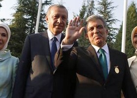 "Δεν τρέχει τίποτα, καλή καρδιά'', μοιάζει να λέει ο Γκιουλ, αποχωρώντας από την προεδρία για χάρη του Ερντογάν. Πίσω όμως από τα ''αδελφέ μου Αμπντουλάχ'' και τα ''αδερφέ μου Ταγίπ'', μια μεγάλη φιλία φτάνει στο τέλος της

REUTERS/Umit Bektas