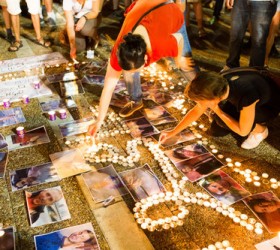 Ισραηλινοί ανάβουν κεριά στο Τελ Αβίβ στην μνήμη Παλαιστίνιων που πέθαναν στην Γάζα 

Yotam Ronen