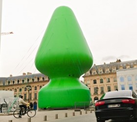 Sculpture resembling sex toy in Paris