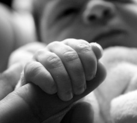 mother_baby_hands