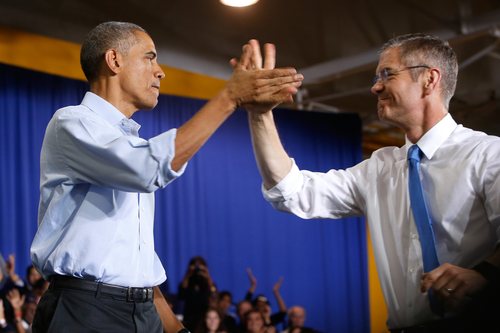  Ο Πρόεδρος Μπαράκ Ομπάμα με τον υποψήφιο κυβερνήτη του Μισιγκαν, Μάρκ Σάουερ σε προεκλογική συγκέντρωση  REUTERS/ Jonathan Ernst