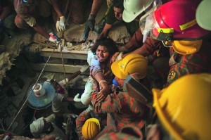 Φτηνές ζωές, ακριβά ρούχα. Μια απ’ τις πιο πολύνεκρες εργατικές τραγωδίες στον κόσμο συνέβη στις 24 Απριλίου στην Ντάκα του Μπαγκλαντές. Το οκταώροφο, κακοσυντηρημένο συγκρότημα Ράνα Πλάζα, που στέγαζε πέντε εργοστάσια υφαντουργίας, κατέρρευσε κι έγινε παγίδα θανάτου για 1.130 σύγχρονους σκλάβους, στην πλειονότητά τους γένους θηλυκού. Διακόσιοι άνθρωποι ακόμη αγνοούνται. Πολυεθνικοί κολοσσοί έτοιμων ενδυμάτων, μεσάζοντες κι αφεντικά κερδοσκοπούν ασύστολα από τις φάμπρικες της ντροπής, στη χώρα με τον χαμηλότερο κατώτατο μισθό παγκοσμίως. Παρά τις διαδηλώσεις και τις απεργίες, οι επιζώντες -πολλοί ανάπηροι και άνεργοι- ακόμα περιμένουν αποζημιώσεις. Κι εμείς οι καταναλωτές, ακόμα φλερτάρουμε με «επώνυμες» μάρκες, ξεχνώντας ότι ράβονται με αίμα...