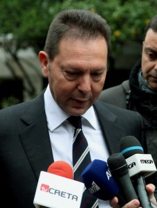 Το κύμα αμφισβήτησης του Γ. Στουρνάρα επιτείνεται μεταξύ βουλευτών τόσο του ΠΑΣΟΚ όσο και της Ν.Δ. και μεταφράζεται ως πίεση στο πρωθυπουργικό περιβάλλον για αλλαγές στο κυβερνητικό σχήμα