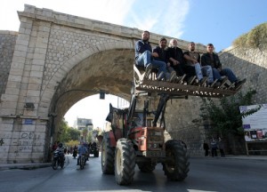 Οι αγρότες της Κρήτης φοβούνται ότι ο συγκεκριμένος νόμος θα ανοίξει την κερκόπορτα της αγροτικής ιδιοκτησίας στα χέρια μεγάλων ιδιοκτητών