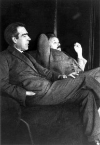 Ο Μπορ συζητά με τον Αινστάιν. Ο τελευταίος πίστευε ότι «η κβαντική μηχανική ήταν μια προσωρινή θεωρία που επρόκειτο να ξεπεραστεί με την πρόοδο της φυσικής. Η στάση του αυτή αντανακλούσε τη βαθιά του πίστη στην αρχή της αιτιότητας», διευκρινίζει ο Θ. Αραμπατζής