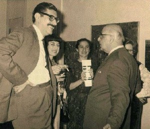 Ο Σεφέρης με τον Μανόλη Αναγνωστάκη, τη Νόρα Αναγνωστάκη και την Ντόρα Τσάτσου στην Αίθουσα «Τέχνης» της Θεσσαλονίκης (1964) [πηγή: Νόρα Αναγνωστάκη, «Ο ποιητής μου φορούσε κίτρινα πάνινα παπούτσια…», Το Βήμα, 27 Φεβρουαρίου 2000 (αφιέρωμα στον Γ. Σεφέρη)]
