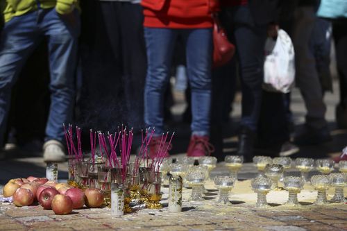 Κεριά και μήλα εναποθέτουν στον σταθμό της Κουνμίνγκ στη μνήμη των 29 θυμάτων του πρωτοφανούς μακελειού κινέζοι πολίτες. Διάχυτος είναι ο φόβος ότι η εθνοτική ένταση θα αναζωπυρωθεί