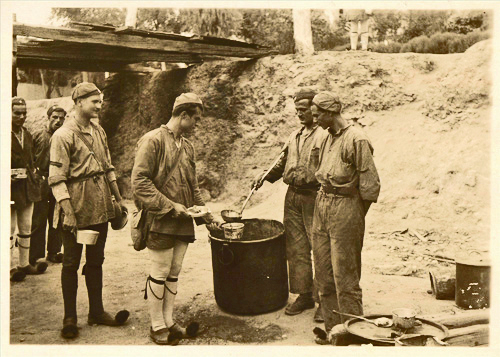 Αθηνα 1944. Ανδρες των Ταγματων Ευζωνων κατα τη διαρκεια διανομης συσσιτιου (Αρχειο ΕΛΙΑ-ΜΙΕΤ)
