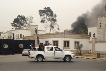Ενοπλοι στους δρόμους της Τρίπολης, με μαύρους καπνούς να βγαίνουν από το κτίριο της Βουλής στο βάθος Πηγή REUTERS