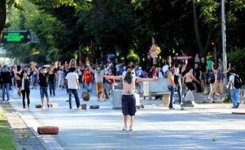 «Για να θυμίσουμε στον κόσμο ότι δεν έχουμε παραιτηθεί από τα αιτήματά μας και από τις νίκες μας, θα είμαστε το Σάββατο στην Ταξίμ» ανακοίνωσε η «Ταξίμ Αλληλεγγύη» (φωτογραφία από τα περσινά επεισόδια)