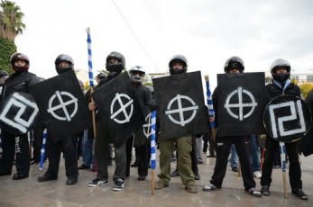 Ο εξοπλισμός με κοντάρια (με το πρόσχημα της σημαίας) και με ασπίδες. Η κάλυψη των προσώπων με κουκούλες και κράνη.