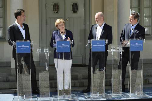 Ο Ολλανδός πρωθυπουργός Μαρκ Ρούτε (αριστερά), ο Σουηδός Φρέντρικ Ράϊνφελντ και ο Βρετανός Ντέιβιντ Κάμερον (δεξιά) παρακολουθούν τις δηλώσεις της Αγκελας Μέρκελ REUTERS/Maja Suslin