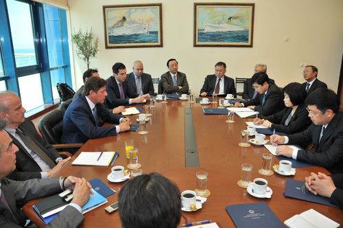 Ερωτηματικά δημιουργεί η πρωτοβουλία του Μιλτ. Βαρβιτσιώτη να συζητήσει ειδικά με την Cosco το ζήτημα της αποκρατικοποίησης του ΟΛΠ, την ώρα που «τρέχει» ο διαγωνισμός στο ΤΑΕΙΠΕΔ με την Κινέζική εταιρεία να έχει να ανταγωνιστεί ακόμη τέσσερις επενδυτές