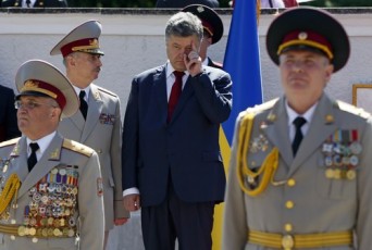 Ο πρόεδρος της Ουκρανίας Πέτρο Ποροσένκο παρακολουθεί τελετή αποφοίτησης της σχολής αξιωματικών του στρατού, στο Κίεβο REUTERS/Gleb Garanich