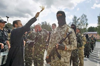 Νέοι εθελοντές του αποκαλούμενου τάγματος αυτοάμυνας «Αζόφ» ορκίζονται πίστη στην ουκρανική κυβέρνηση REUTERS/Valentyn Ogirenko