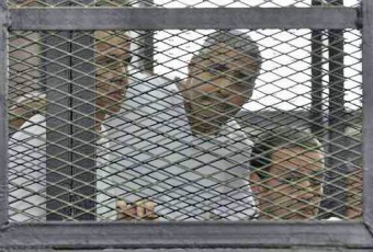  Ο Αυστραλός ανταποκριτής Πίτερ Γκρέστε, ο δημοσιογράφος Μοχάμεντ Φάχμι, καναδικής και αιγυπτιακής υπηκοότητας και ο Αιγύπτιος παραγωγός Μπάχερ Μοχάμεντ καταδικάστηκαν σε πολύχρονες ποινές φυλάκισης για παροχή βοήθειας και συμμετοχή στην «τρομοκρατική οργάνωση» της Μουσουλμανικής Αδελφότητας REUTERS/Asmaa Waguih