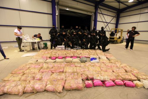 Οι αστυνομικοί φωτογραφίζονται με τη λεία τους