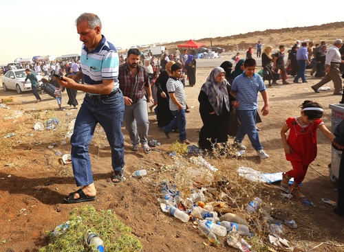  Οικογένειες προσφύγων επιχειρούν να διαφύγουν από τις εμπόλεμες ζώνες του Ιράκ, μετά την κατάληψη της Μοσούλης από τους αντάρτες του ΙΚΙΛ REUTERS