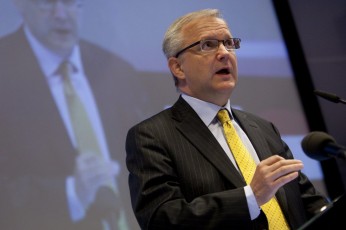 epa02171910 EU Monetary Affairs Commissioner Olli Rehn speaks during the Brussels Economic Forum in Brussels, Belgium, 25 May  2010. The Brussels Economic Forum is the European Union's premier platform for debate on economic issues. It is an opportunity to meet decision-makers, opinion leaders and other key players from government authorities, international organisations, European institutions, financial institutions, social partners, academia.  EPA/OLIVIER HOSLET