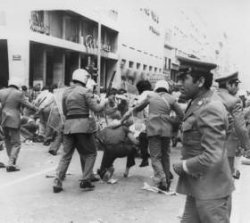 Οι δυνάμεις καταστολής  εν δράσει (25.5.1976)