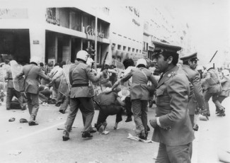 Οι δυνάμεις καταστολής  εν δράσει (25.5.1976)
