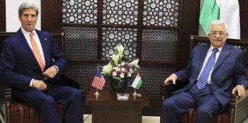 Ο Αμερικανός υπουργός Εξωτερικών Τζον Κέρι και ο Παλαιστίνιος προέδρος Μαχμούντ Αμπάς, κατά τις χθεσινές συνομιλίες τους στη Ραμάλα. Οι δύο άνδρες, με διαφορετικό τρόπο και χωρίς να έχουν αντίστοιχες προθέσεις επέφεραν χτυπήματα στην πολιτική του Νετανιάχου. Ο Αμπάς συντασσόμενος με τους όρους που έθεσε η Χαμάς για εκεχειρία και ο Κέρι αρνήθηκε να μεσολαβήσει για να επαναληφθούν οι διεθνείς πτήσεις από και προς το Τελ Αβίβ REUTERS/Abbas Momani/Pool 